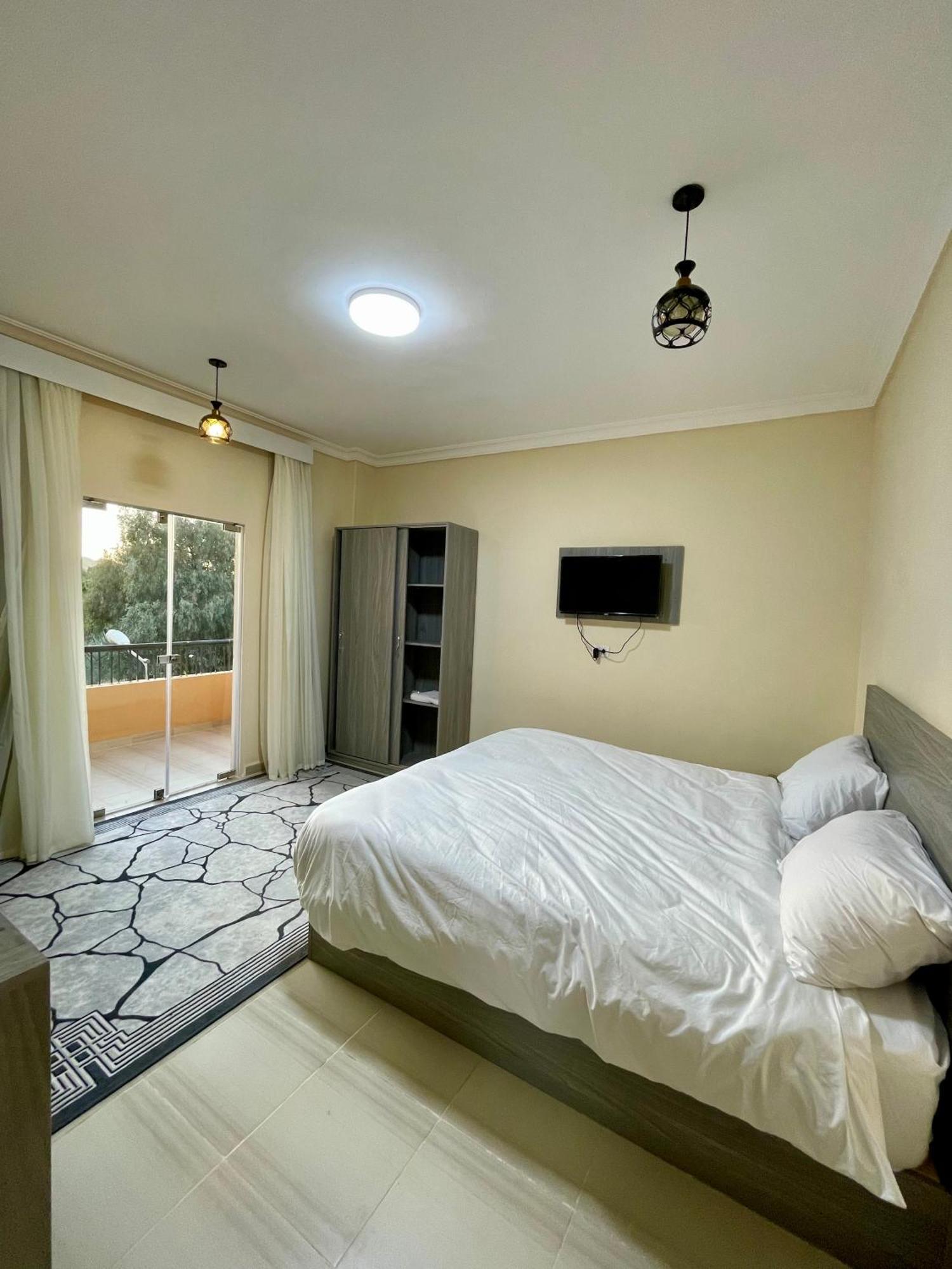 Glamour Pyramids Kafret el-Gabal