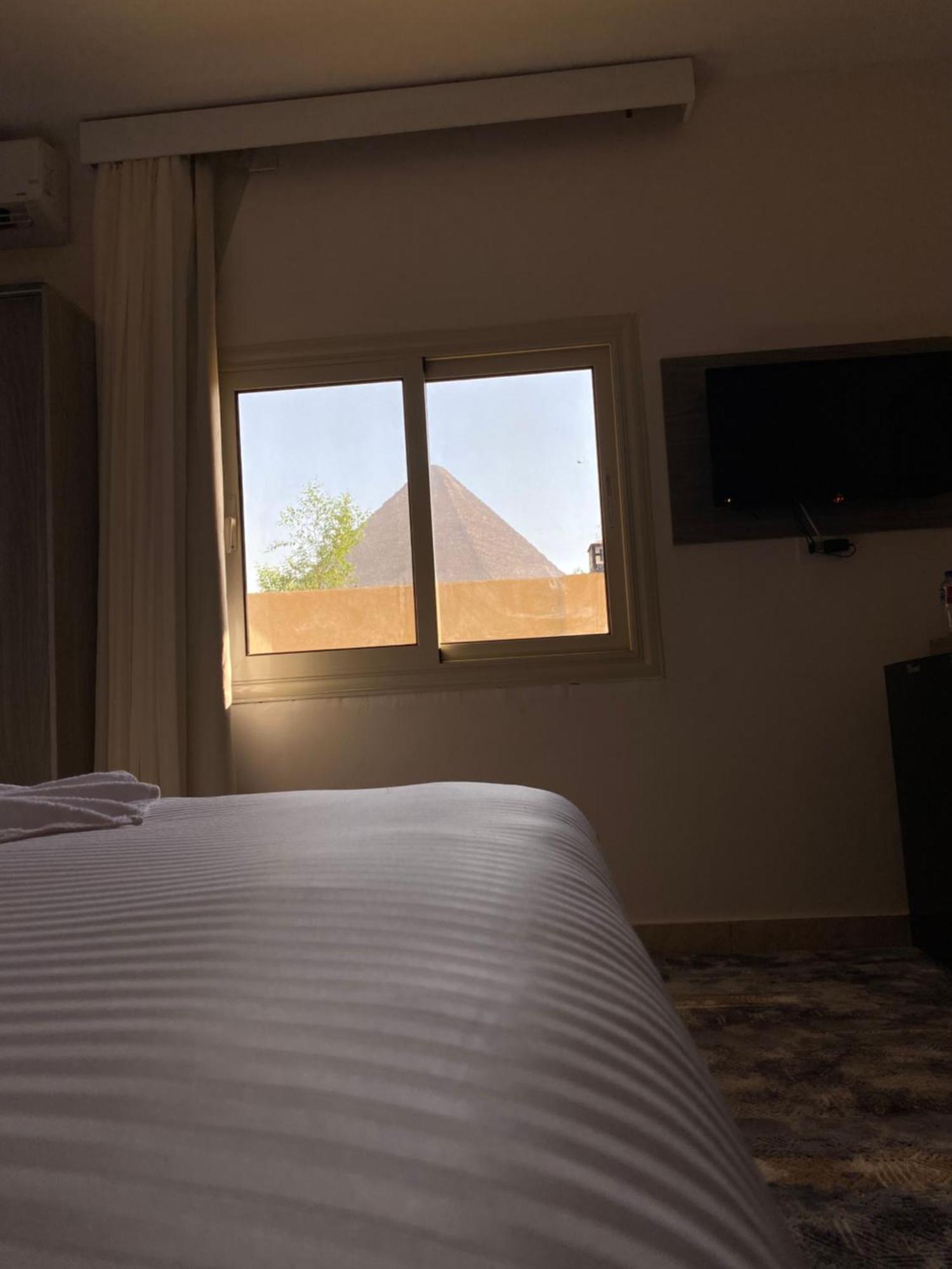 Glamour Pyramids Kafret el-Gabal