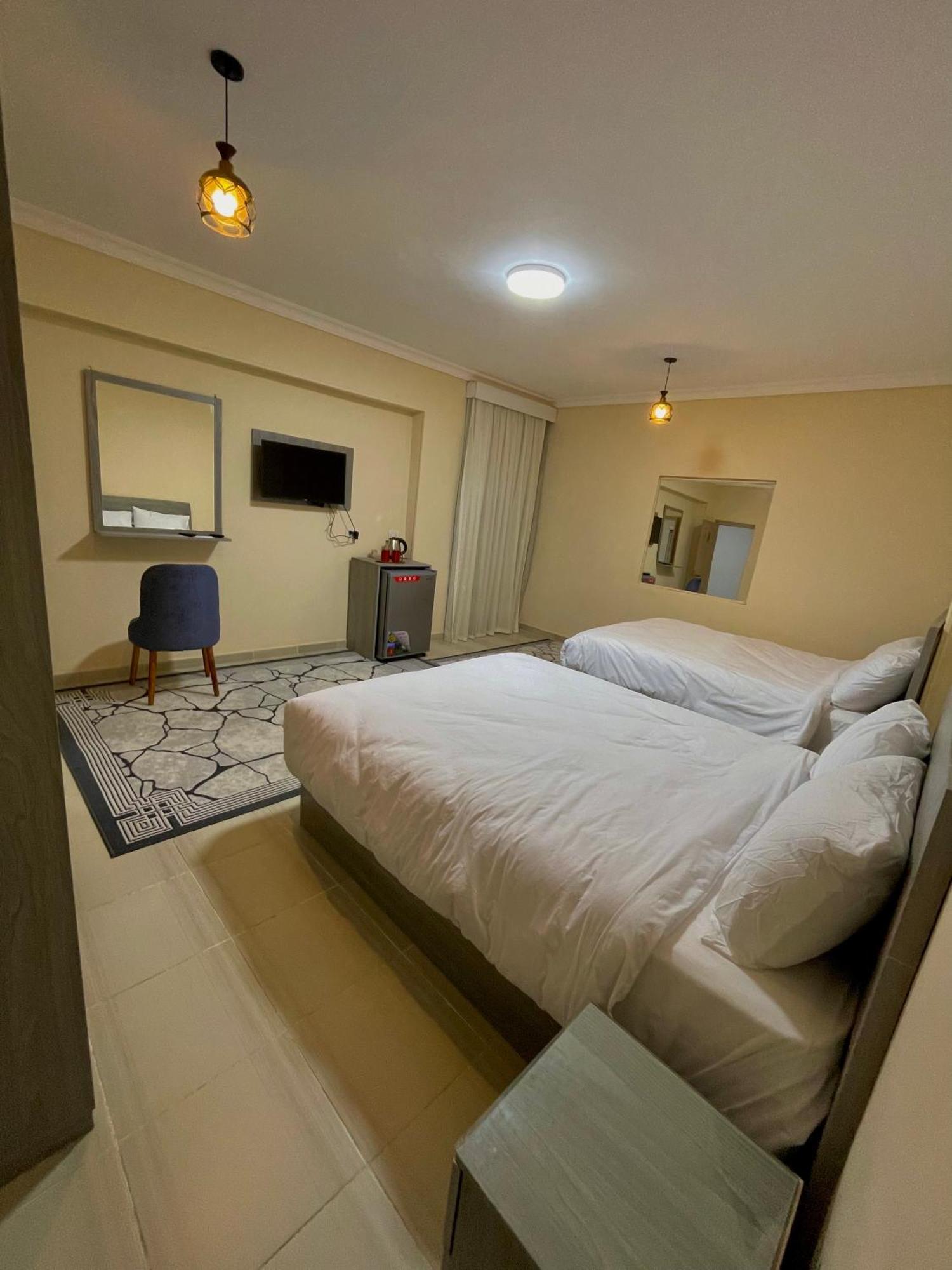 Glamour Pyramids Kafrat al Jabal