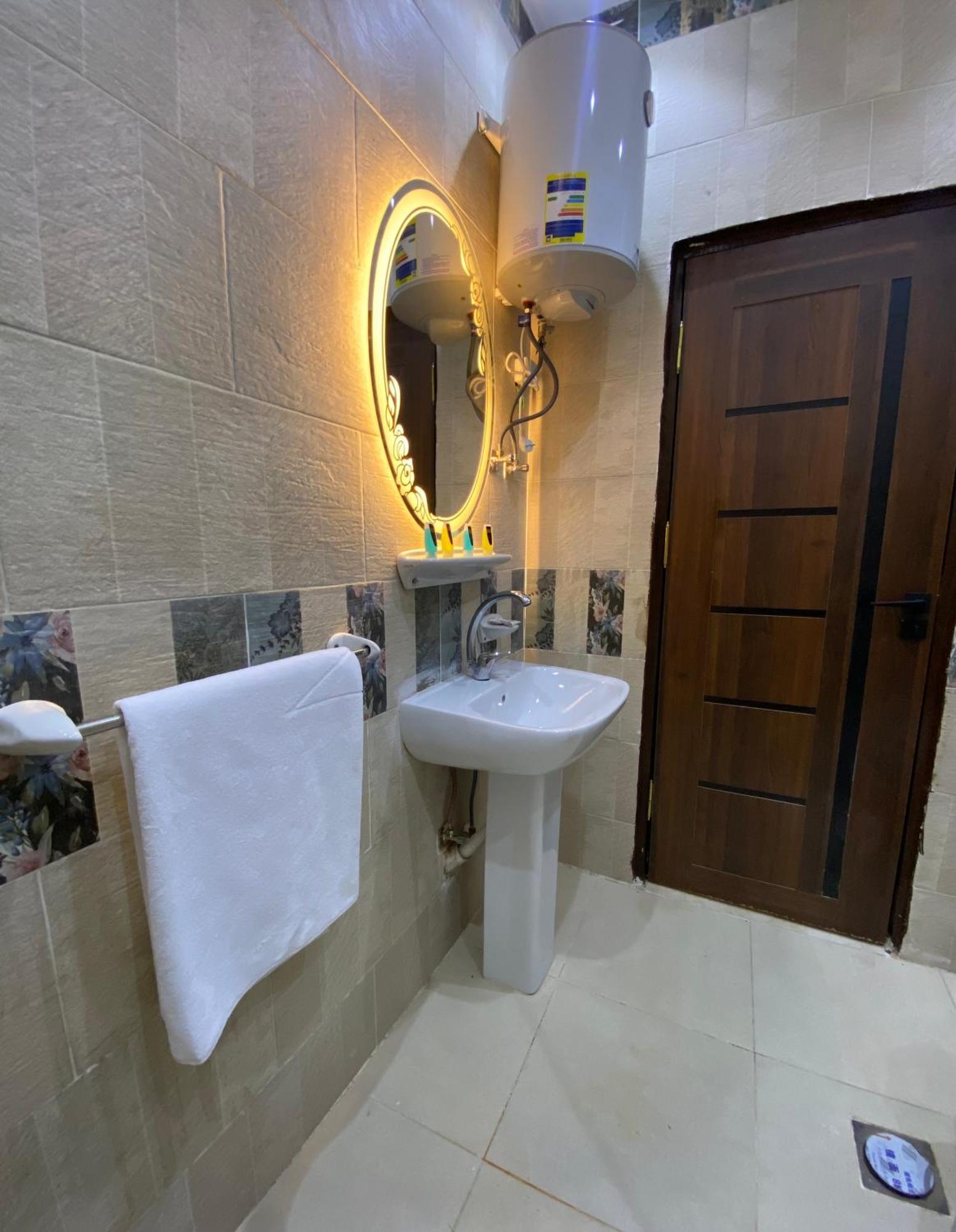 Glamour Pyramids Kafrat al Jabal